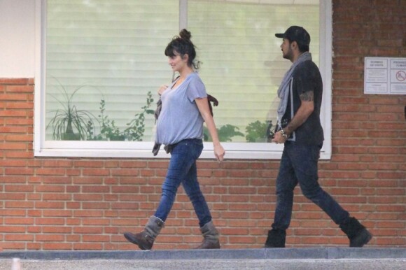 Penélope Cruz enceinte et son frère Eduardo Cruz, rendant visite à leur soeur Monica Cruz qui vient de donner naissance à son premier enfant le 14 mai 2013