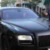 Kim Kardashian, enceinte et au volant de sa Rolls-Royce après avoir déjeuné au restaurant La Scala. Los Angeles, le 29 mai 2013.