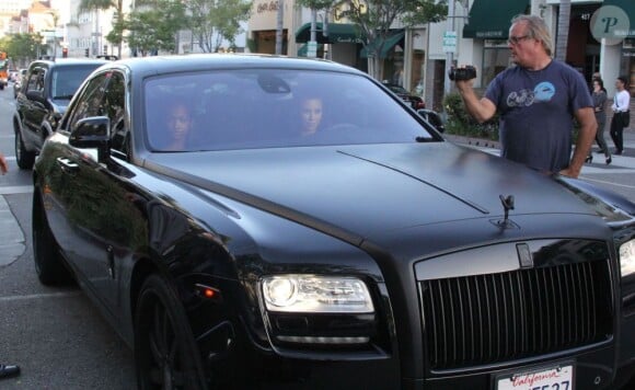 Kim Kardashian, enceinte et au volant de sa Rolls-Royce après avoir déjeuné au restaurant La Scala. Los Angeles, le 29 mai 2013.