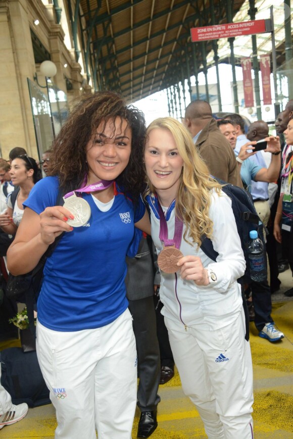 Anne-Charlotte Graffe (qui soutient l'entraineuse) et Marlène Harnois lors de leur retour en France après les Jeux olympiques de Londres le 13 août 2012 à Paris.