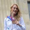 Marlène Harnois, heureuse lors de la parade des athlètes médaillés aux JO de Londres dans les rues de Paris le 13 août 2012