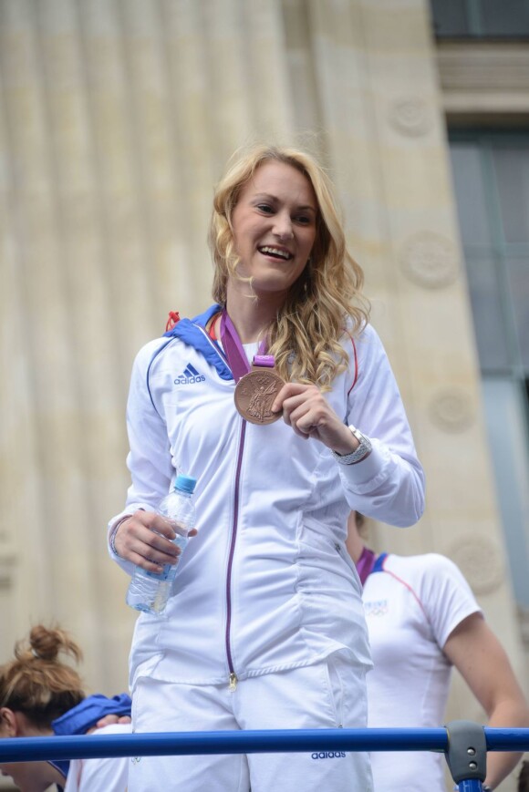 Marlène Harnois, heureuse lors de la parade des athlètes médaillés aux JO de Londres dans les rues de Paris le 13 août 2012