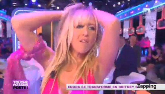 Enora Malagré en Britney Spears dans Touche pas à mon poste le 20 mai 2013 sur D8