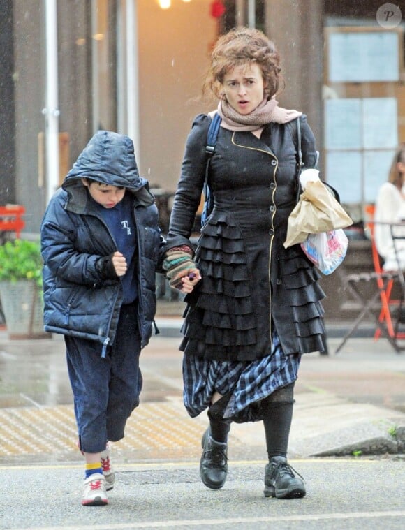 Helena Bonham Carter sous la pluie avec son fils Billy (dont le père est son compagnon Tim Burton), dans les rues de Londres le 29 mai 2013
