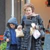 Helena Bonham Carter sous la pluie avec son fils Billy, dans les rues de Londres le 29 mai 2013