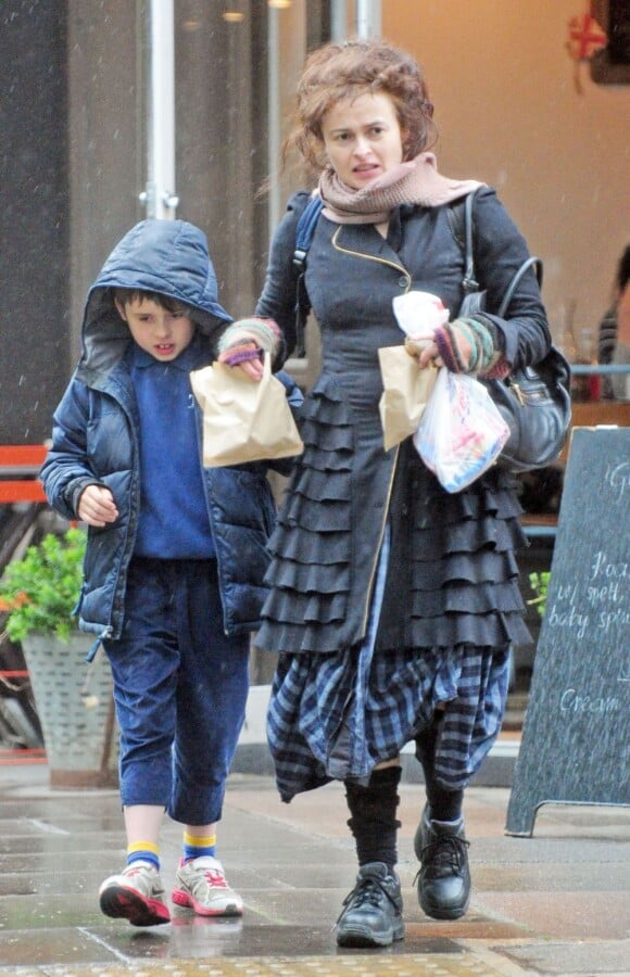 Helena Bonham Carter sous la pluie avec son fils Billy, dans les rues de Londres le 29 mai 2013