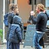 Helena Bonham Carter sous la pluie avec son fils Billy, dans les rues de Londres le 29 mai 2013 : elle fait un petit détour au café