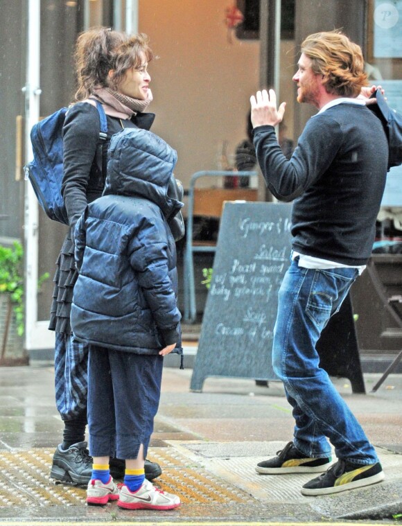 Helena Bonham Carter sous la pluie avec son fils Billy, dans les rues de Londres le 29 mai 2013 : elle fait un petit détour au café