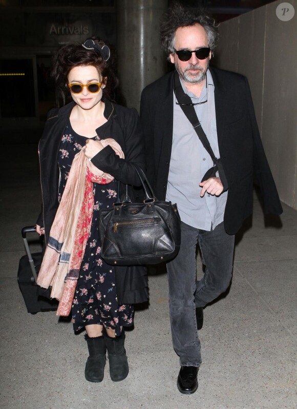 Tim Burton et sa bien-aimée Helena Bonham Carter à l'aéroport de Los Angeles le 20 février 2013