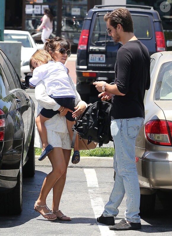Kourtney Kardashian, son conjoint Scott Disick et leur fils Mason à Malibu, le 29 mai 2013.