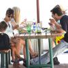 Kourtney Kardashian déjeune avec son compagnon Scott Disick et leur fils Mason au Malibu Country Mart. Malibu, le 29 mai 2013.