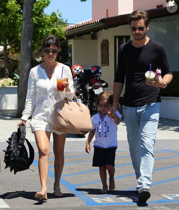 Kourtney Kardashian, son conjoint Scott Disick et leur fils Mason profitent d'une belle après-midi au Malibu Country Mart. Malibu, le 29 mai 2013.