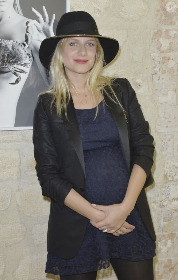 Enceinte, Mélanie Laurent participe au vernissage de l'exposition "Fishlove Gelati" à la galerie Baudoin Lebon à Paris, le 28 mai 2013.