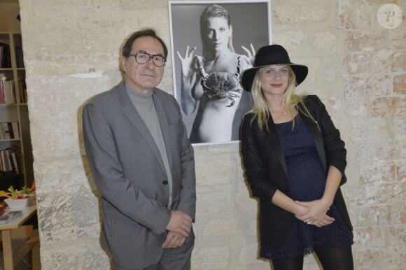 Enceinte, Mélanie Laurent participe au vernissage de l'exposition du photographe italien Alan Gelati pour le projet Fishlove à la galerie Baudoin Lebon à Paris, le 28 mai 2013.