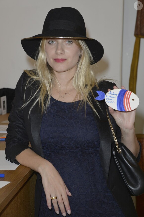 Enceinte, Mélanie Laurent participe au vernissage de l'exposition du photographe italien Alan Gelati pour le projet Fishlove à la galerie Baudoin Lebon à Paris, le 28 mai 2013.