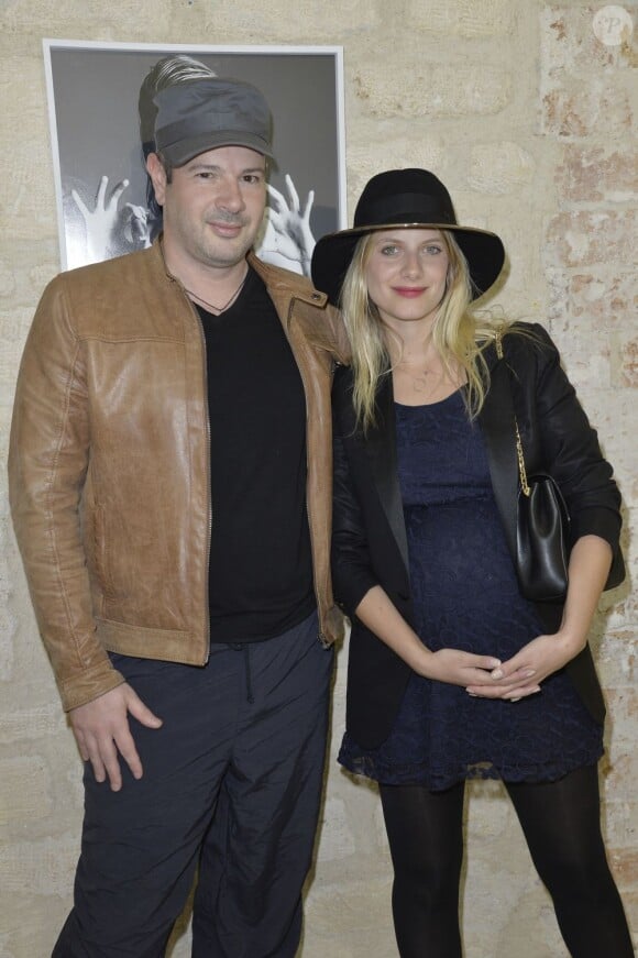 Alan Gelati et Mélanie Laurent, enceinte, au vernissage de l'exposition du photographe italien pour le projet Fishlove à la galerie Baudoin Lebon à Paris, le 28 mai 2013.