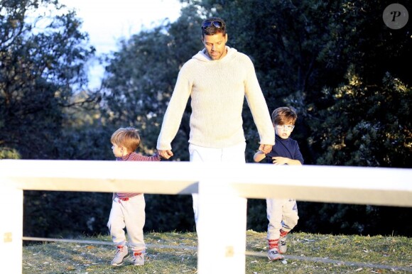 Exclusif - Ricky Martin et ses jumeaux Matteo et Valentino dans un parc à Sydney en Australie le 18 mai 2013.