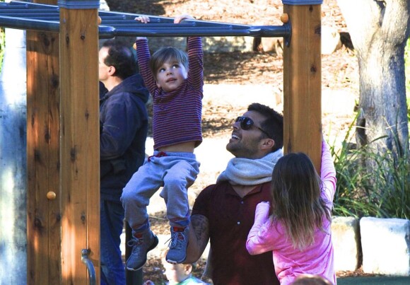 Exclusif - Ricky Martin et ses jumeaux Matteo et Valentino dans un parc à Sydney le 18 mai 2013.