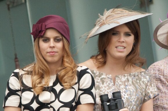Les princesses Beatrice et Eugenie d'York assistent à la course de chevaux Investec Derby à Epsom au Royaume-Uni. Le 1 er juin 2013.