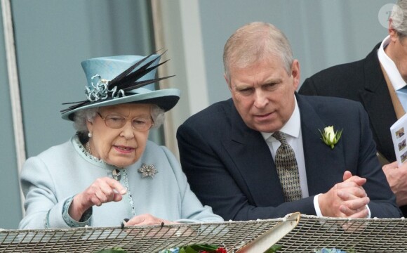 La reine Elizabeth II et le prince Andrew à la course de chevaux Investec Derby à Epsom au Royaume-Uni. Le 1 er juin 2013.