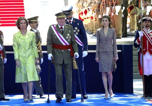 Le roi Juan Carlos Ier d'Espagne présidait avec son épouse la reine Sofia, son fils le prince Felipe et la princesse Letizia la Journée annuelle des forces armées, le 1er juin 2013 sur la place de la loyauté, à Madrid.