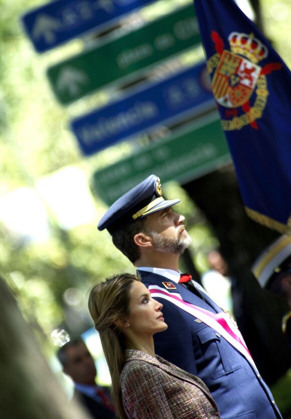 Felipe et Letizia solennels... Le roi Juan Carlos Ier d'Espagne présidait avec son épouse la reine Sofia, son fils le prince Felipe et la princesse Letizia la Journée annuelle des forces armées, le 1er juin 2013 sur la place de la loyauté, à Madrid.