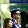 Felipe et Letizia solennels... Le roi Juan Carlos Ier d'Espagne présidait avec son épouse la reine Sofia, son fils le prince Felipe et la princesse Letizia la Journée annuelle des forces armées, le 1er juin 2013 sur la place de la loyauté, à Madrid.