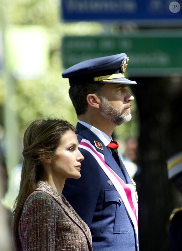 Felipe et Letizia solennels... Le roi Juan Carlos Ier d'Espagne présidait avec son épouse la reine Sofia, son fils le prince Felipe et la princesse Letizia la Journée annuelle des forces armées, le 1er juin 2013 sur la place de la loyauté, à Madrid.