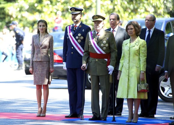 Le roi Juan Carlos Ier d'Espagne présidait avec son épouse la reine Sofia, son fils le prince Felipe et la princesse Letizia la Journée annuelle des forces armées, le 1er juin 2013 sur la place de la loyauté, à Madrid.