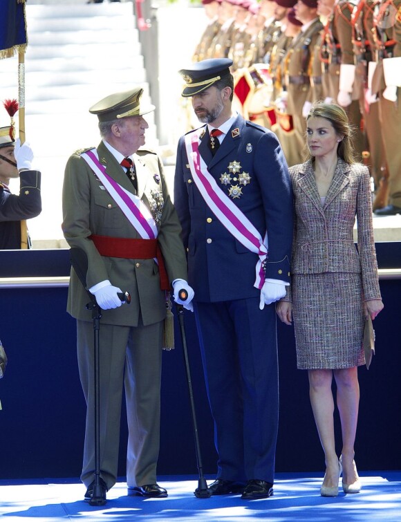 Le roi Juan Carlos Ier d'Espagne présidait avec son épouse la reine Sofia, son fils le prince Felipe et la princesse Letizia la Journée annuelle des forces armées, le 1er juin 2013 sur la place de la loyauté, à Madrid.
