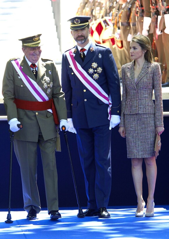 Le roi Juan Carlos Ier d'Espagne présidait avec son épouse la reine Sofia, son fils le prince Felipe et la princesse Letizia la Journée annuelle des forces armées, le 1er juin 2013 sur la place de la loyauté, à Madrid.