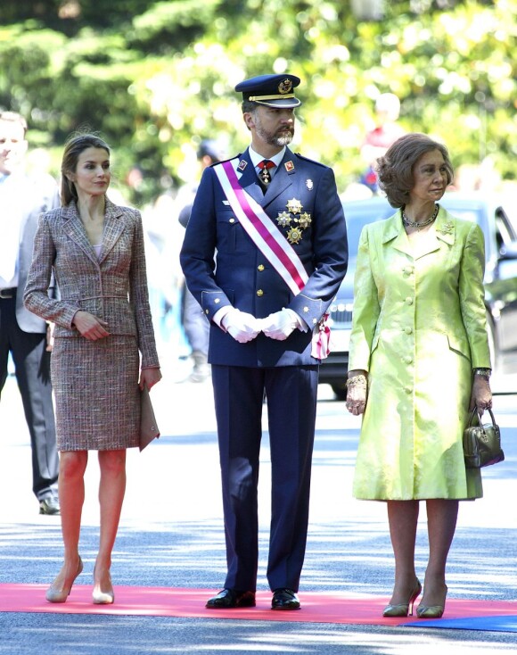 Le roi Juan Carlos Ier d'Espagne présidait avec son épouse la reine Sofia, son fils le prince Felipe et la princesse Letizia la Journée annuelle des forces armées, le 1er juin 2013 sur la place de la loyauté, à Madrid.