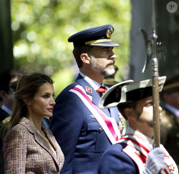 Felipe et Letizia solennels... Le roi Juan Carlos Ier d'Espagne présidait avec son épouse la reine Sofia, son fils le prince Felipe et la princesse Letizia la Journée annuelle des forces armées, le 1er juin 2013 sur la place de la loyauté, à Madrid.