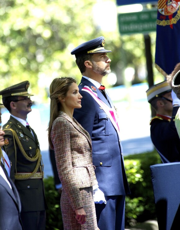Felipe et Letizia solennels... Le roi Juan Carlos Ier d'Espagne présidait avec son épouse la reine Sofia, son fils le prince Felipe et la princesse Letizia la Journée annuelle des forces armées, le 1er juin 2013 sur la place de la loyauté, à Madrid.