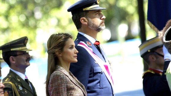 Letizia et Felipe d'Espagne recueillis en silence pour l'armée, après les huées