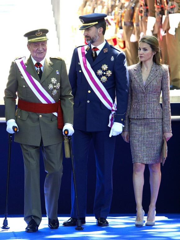 Le roi Juan Carlos Ier d'Espagne présidait avec son épouse la reine Sofia, son fils le prince Felipe et la princesse Letizia la Journée annuelle des forces armées, le 1er juin 2013 sur la place de la loyauté, à Madrid.