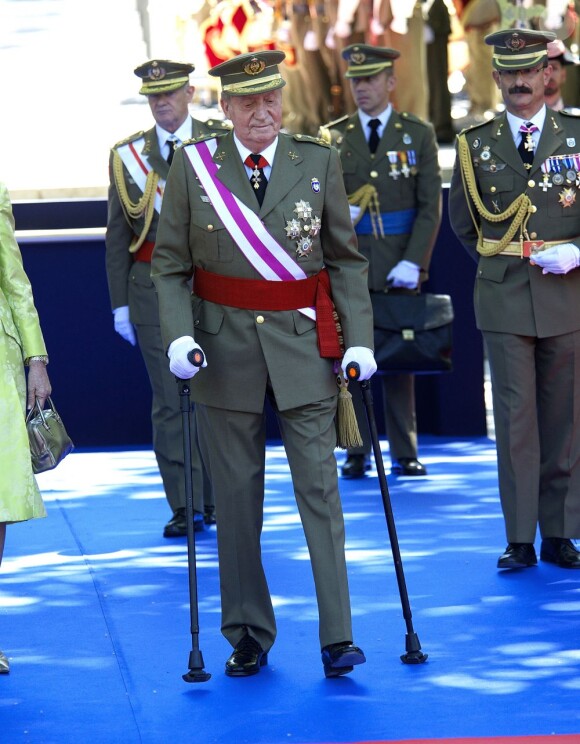 Le roi Juan Carlos Ier d'Espagne, toujours aidé de béquilles, présidait avec son épouse la reine Sofia, son fils le prince Felipe et la princesse Letizia la Journée annuelle des forces armées, le 1er juin 2013 sur la place de la loyauté, à Madrid.