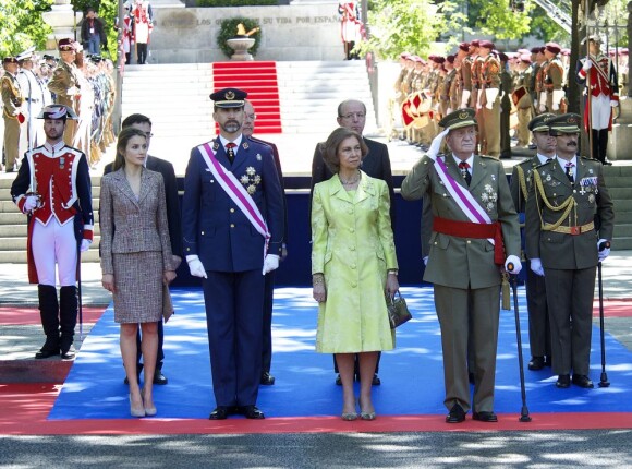 Le roi Juan Carlos Ier d'Espagne présidait avec son épouse la reine Sofia, son fils le prince Felipe et la princesse Letizia la Journée annuelle des forces armées, le 1er juin 2013 sur la place de la loyauté, à Madrid.