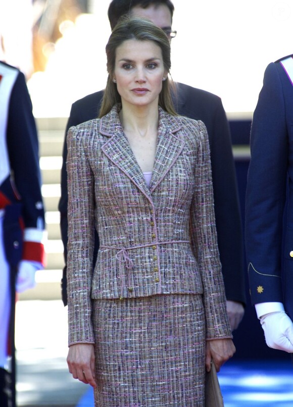 Le roi Juan Carlos Ier d'Espagne présidait avec son épouse la reine Sofia, son fils le prince Felipe et la princesse Letizia la Journée annuelle des forces armées, le 1er juin 2013 sur la place de la loyauté, à Madrid.