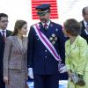 Letizia, Felipe et Sofia échangent discrètement lors de la cérémonie... Le roi Juan Carlos Ier d'Espagne présidait avec son épouse la reine Sofia, son fils le prince Felipe et la princesse Letizia la Journée annuelle des forces armées, le 1er juin 2013 sur la place de la loyauté, à Madrid.