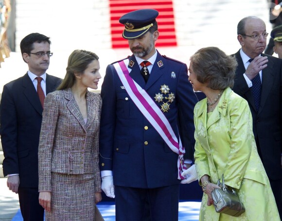 Letizia, Felipe et Sofia échangent discrètement lors de la cérémonie... Le roi Juan Carlos Ier d'Espagne présidait avec son épouse la reine Sofia, son fils le prince Felipe et la princesse Letizia la Journée annuelle des forces armées, le 1er juin 2013 sur la place de la loyauté, à Madrid.