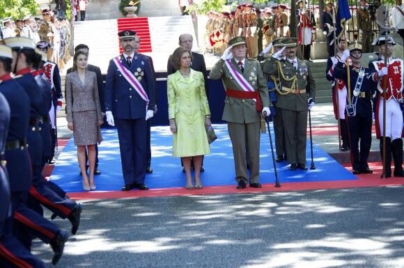 Le roi Juan Carlos Ier d'Espagne présidait avec son épouse la reine Sofia, son fils le prince Felipe et la princesse Letizia la Journée annuelle des forces armées, le 1er juin 2013 sur la place de la loyauté, à Madrid.
