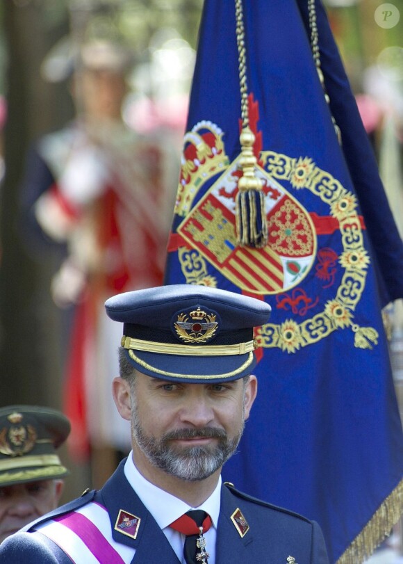 Le roi Juan Carlos Ier d'Espagne présidait avec son épouse la reine Sofia, son fils le prince Felipe et la princesse Letizia la Journée annuelle des forces armées, le 1er juin 2013 sur la place de la loyauté, à Madrid.
