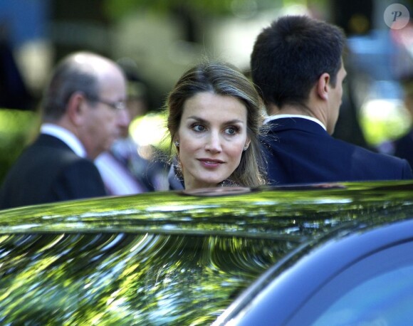 Le roi Juan Carlos Ier d'Espagne présidait avec son épouse la reine Sofia, son fils le prince Felipe et la princesse Letizia la Journée annuelle des forces armées, le 1er juin 2013 sur la place de la loyauté, à Madrid.