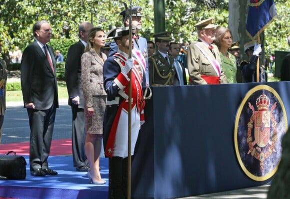 Le roi Juan Carlos Ier d'Espagne présidait avec son épouse la reine Sofia, son fils le prince Felipe et la princesse Letizia la Journée annuelle des forces armées, le 1er juin 2013 sur la place de la loyauté, à Madrid.