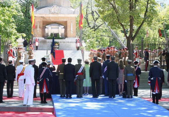 Le roi Juan Carlos Ier d'Espagne présidait avec son épouse la reine Sofia, son fils le prince Felipe et la princesse Letizia la Journée annuelle des forces armées, le 1er juin 2013 sur la place de la loyauté, à Madrid.