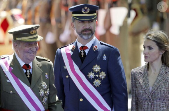 Le roi Juan Carlos Ier d'Espagne présidait avec son épouse la reine Sofia, son fils le prince Felipe et la princesse Letizia la Journée annuelle des forces armées, le 1er juin 2013 sur la place de la loyauté, à Madrid.
