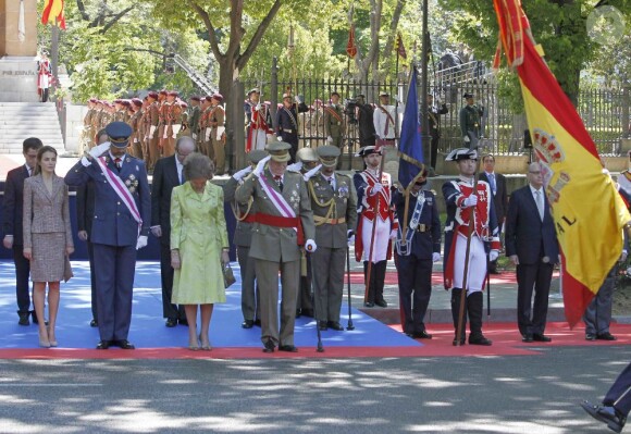 Letizia commet un petit impair, tête droite pendant le moment de recueillement... Le roi Juan Carlos Ier d'Espagne présidait avec son épouse la reine Sofia, son fils le prince Felipe et la princesse Letizia la Journée annuelle des forces armées, le 1er juin 2013 sur la place de la loyauté, à Madrid.