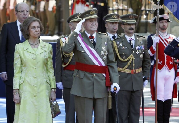 Le roi Juan Carlos Ier d'Espagne présidait avec son épouse la reine Sofia, son fils le prince Felipe et la princesse Letizia la Journée annuelle des forces armées, le 1er juin 2013 sur la place de la loyauté, à Madrid.