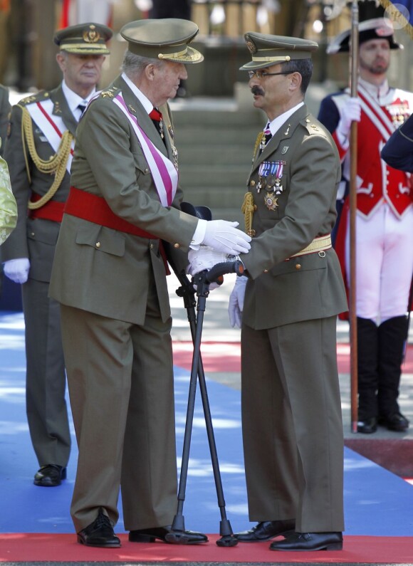 Le roi Juan Carlos Ier d'Espagne présidait avec son épouse la reine Sofia, son fils le prince Felipe et la princesse Letizia la Journée annuelle des forces armées, le 1er juin 2013 sur la place de la loyauté, à Madrid.